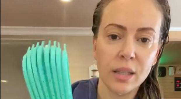 Alyssa Milano, l'attrice mostra su Instagram gli effetti del coronavirus: «Ecco cosa fa ai capelli»