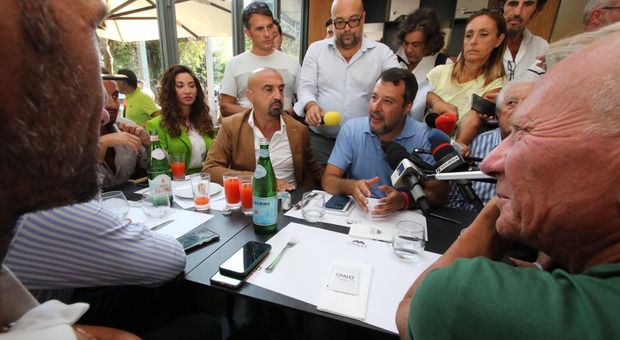 Salvini a Giugliano dal proprietario di un bar vittima di intimidazioni