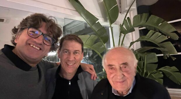 Rudi Garcia con Corrado Ferlaino e Gianluca Capuano, proprietario di "Cicciotto" a Marechiaro