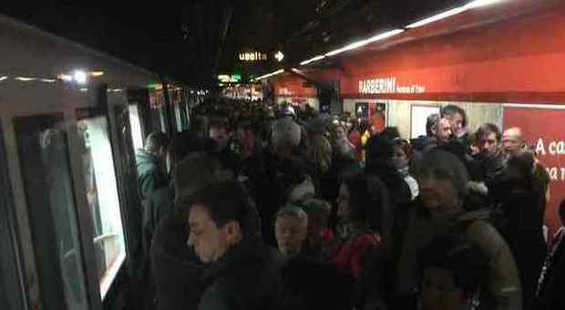Metro, guasto tecnico a Termini: linea A interrotta, caos sulle banchine stracolme. Black out a Settebagni, 6 treni in ritardo