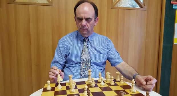 Il maestro Claudio Cesetti alla scacchiera