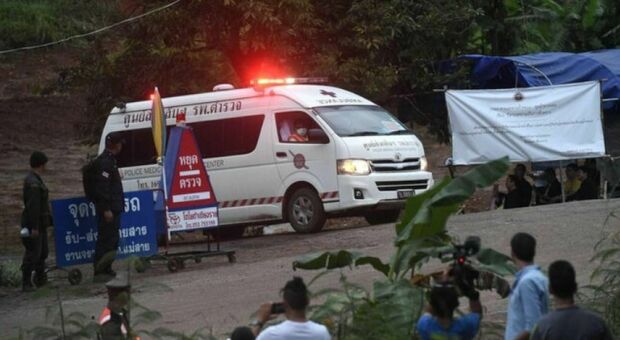 Sposo uccide la moglie, la sorella e la mamma di lei durante il matrimonio poi si suicida: choc in Thailandia