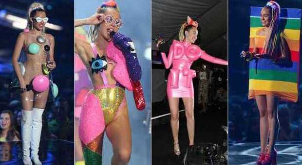 Miley Cyrus, agli Mtv Awards 11 cambi d'abito: ecco tutti i look bizzarri della star