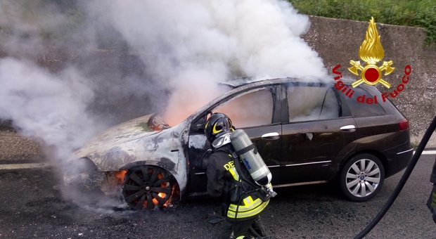 Brucia auto, salvi per miracolo sull'autostrada Napoli-Canosa