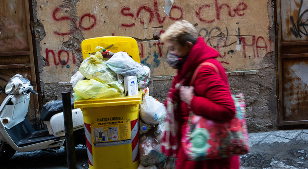 Emergenza rifiuti a Napoli: dal centro a Chiaia, è una discarica a cielo aperto