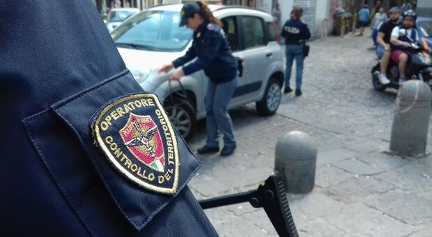 Napoli, minaccia di morte la compagna, poi tenta di colpire gli agenti: arrestato 46enne