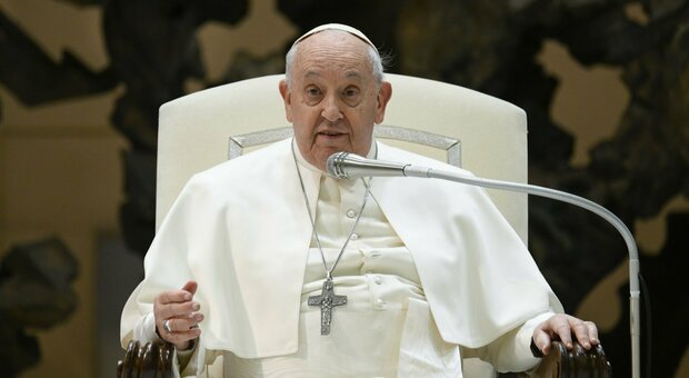 Papa Francesco non legge il discorso e tossisce: «Ho la bronchite»