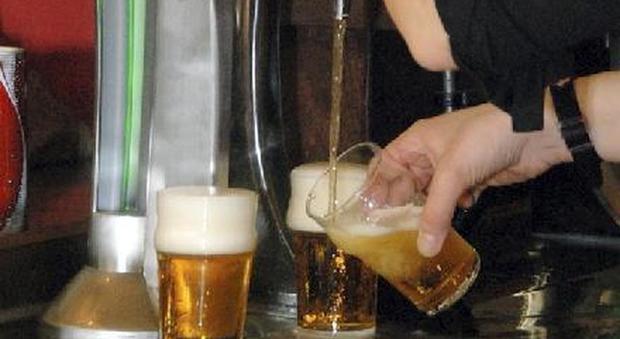 Alcol a minori, blitz dei vigili: le sanzioni vanno da 250 euro all'arresto