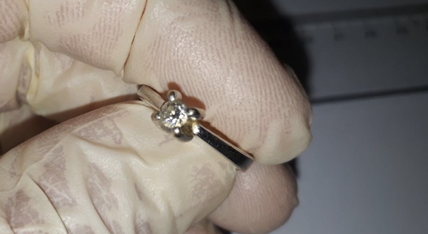 La anello da donna in oro giallo con motivo floreale e un diamante: è vostra? Chiamate i carabinieri di Sacile al 112