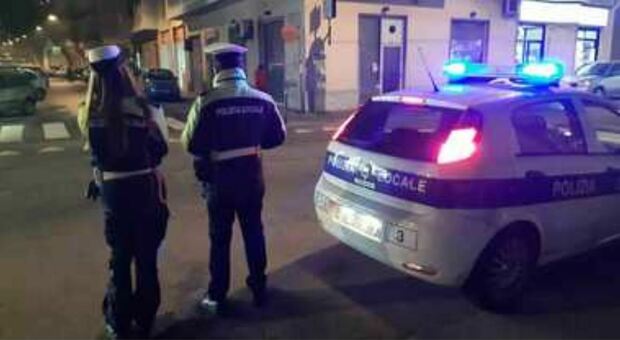 Ancona, poliziotti accerchiati e aggrediti in piazza Roma: per due neomaggiorenni stranieri (denunciati) scatta il divieto di accesso all'area e ai locali