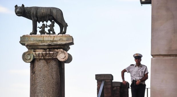 Salari accessori a Roma, altolà del Mef: «Raggi non paghi l'arretrato»