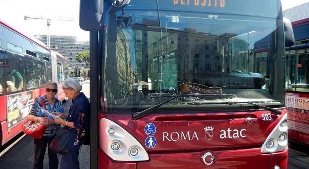 Roma, bus senza aria condizionata: passeggero schiaffeggia l'autista Atac