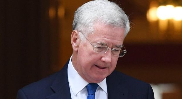 Molestie sessuali, si dimette in Gran Bretagna il ministro della difesa Fallon