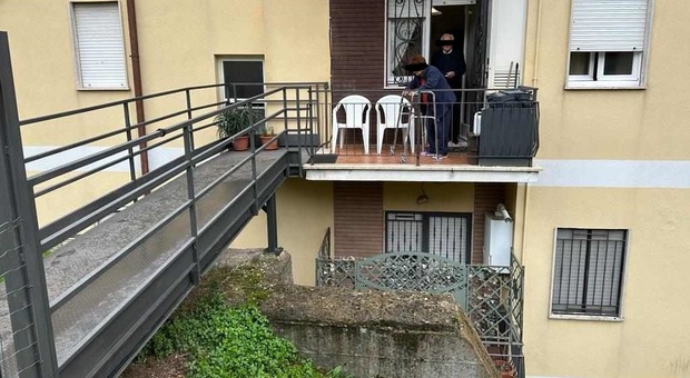 Lite di condominio per la rampa dei disabili 90enni, i vicini: la struttura è rumorosa e fa ombra