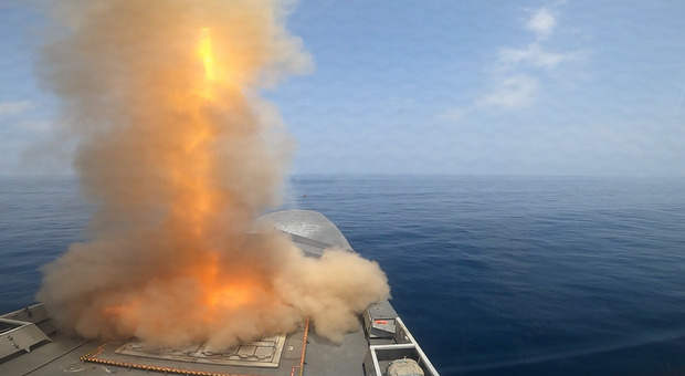 Houthi, fregata francese intercetta tre missili balistici lanciati dallo Yemen: è la prima volta dall'inizio della missione Aspides