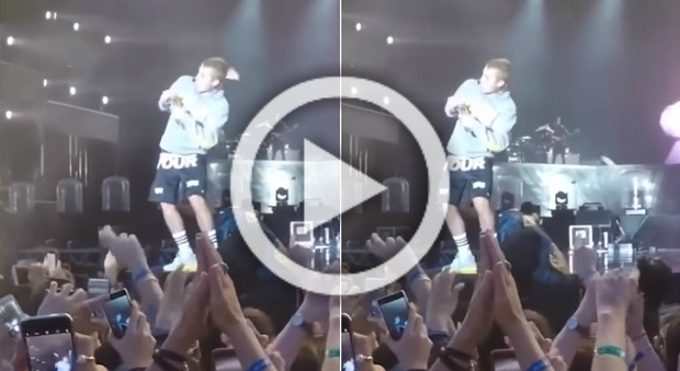 Justin Bieber non canta 'Despacito': fan delusi, vola una bottiglia sul palco