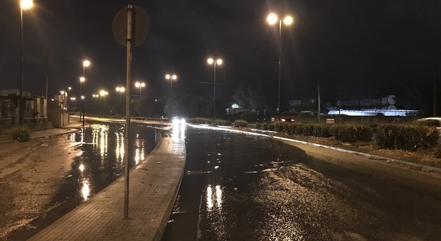 Maltempo, bomba d'acqua nella notte: strade allagate a Napoli dopo i temporali