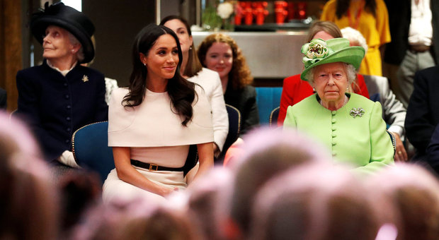 Meghan Markle, l'ira della regina prima del Royal Wedding: «In questa famiglia non si parla così»