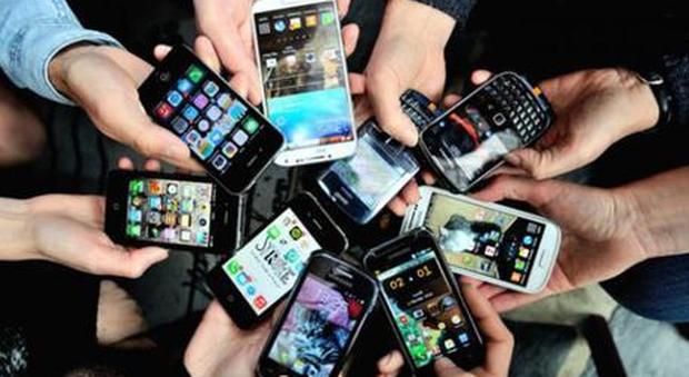 Da Apple a Samsung, parte la sfida natalizia degli smartphone. Google frena Huawei