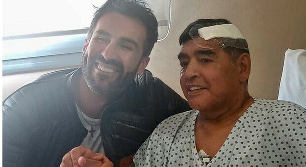 Maradona con il dottor Luque, uno degli otto indagati per la sua morte, in una foto dopo l'operazione al cervello