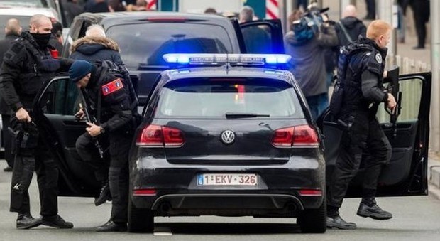 Allarme Interpol, caccia a camion carico di esplosivo rubato in Belgio: massima allerta ai valichi italiani: ecco la targa segnalata