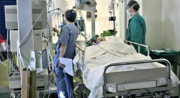 Paziente in coma etilico rischia la vita: salvato grazie alla trasfusione con 15 lattine di birra