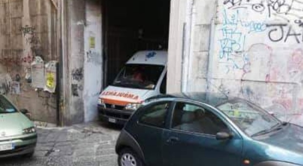 Napoli, l'ambulanza tampona un'auto in sosta: sanitario preso a schiaffi davanti a tutti
