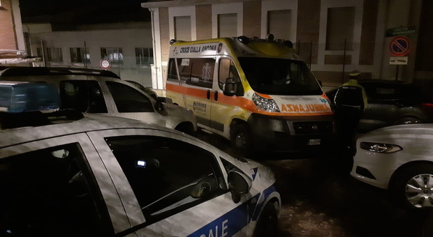 Ancona, l'ambulanza è "prigioniera" della sosta selvaggia: liberata dai vigili urbani