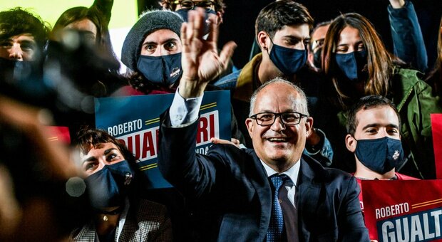 Roberto Gualtieri chiude la campagna elettorale a Piazza del Popolo con Nicola Zingaretti: «Vinceremo e saranno 5 anni appassionianti»