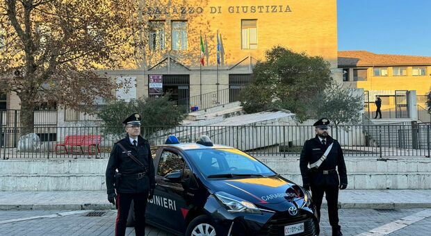I carabinieri della stazione di Cassino davanti al Palazzo di giustizia