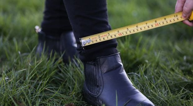 La misurazione del pantalone della giovane sospesa dalla scuola britannica