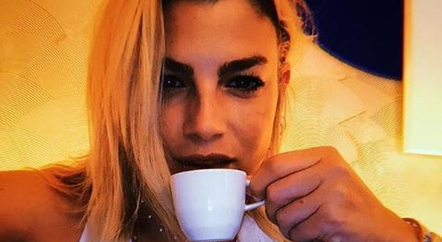 Emma Marrone beve il caffè, ma i fan notano un dettaglio imbarazzante. Lei risponde: «Non vi si regge»