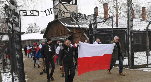 Auschwitz, blitz dei nazionalisti polacchi di estrema destra