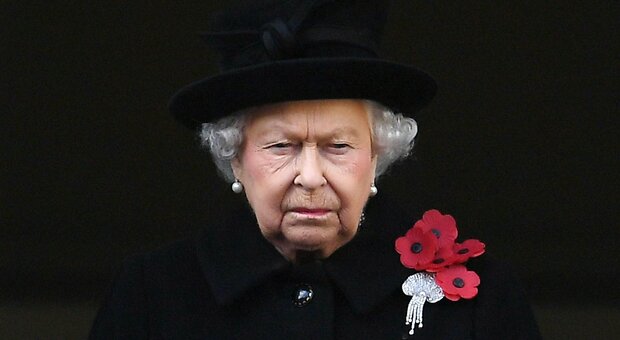 Covid in Uk, la Regina Elisabetta cancella tutti gli eventi a Buckingham Palace e al Castello di Windsor fino al 2021