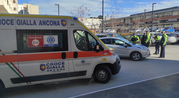 Investita da un'auto davanti al comando della Polizia municipale ad Ancona: trasportata al Pronto soccorso