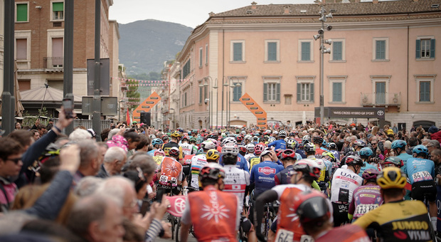 Terni abbraccia il Giro d'Italia. Alla partenza dell'ottava tappa anche i lavoratori della Tct