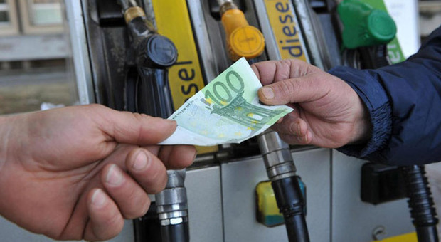 Scendono i consumi di carburante, aumenta la spesa degli automobilisti dal benzinaio: una situazione ormai insostenibile