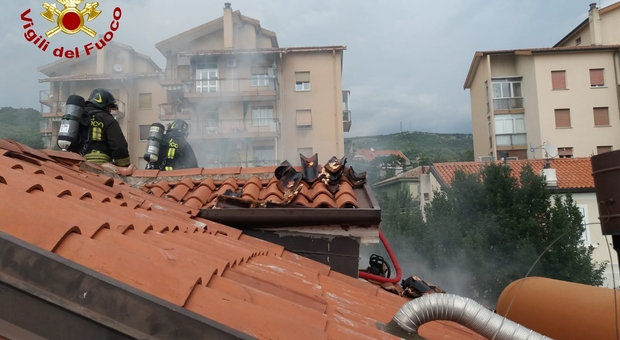 A fuoco il tetto, paura in condominio: vigili del fuoco in azione