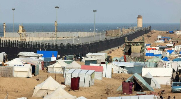Rafah, l'Egitto costruisce un muro in Sinai nel caso di esodo dei palestinesi. Onu: «Rischio catastrofe»