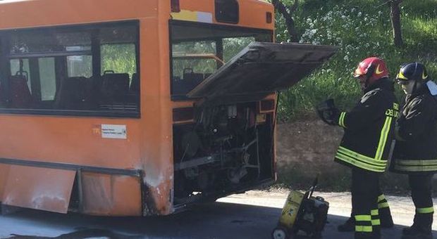Autobus a fuoco in zona Tirassegno Era vuoto, ma prima c'erano gli studenti