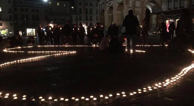 In piazza dei Signori i movimenti gay hanno formato un grande cuore con 1.500 candele