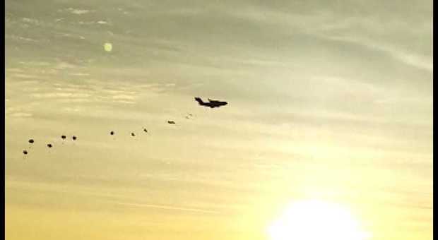 Paracadutisti sulla base Usaf al tramonto, esercitazione da cartolina