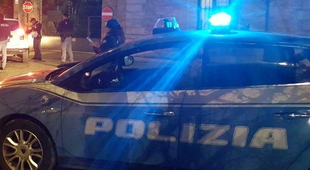 Ancona, assalti in casa: vede i ladri in diretta dalla spycam e sviene