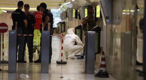 Roma: straniero accoltella vigilante, lo disarma e si uccide nella metro B Tiburtina. Aggressore ancora non identificato, si indaga sui motivi del gesto