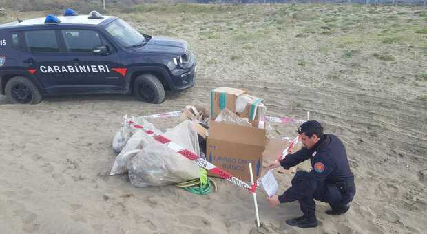 Scaricano sacchi di rifiuti sulla spiaggia, i carabinieri li identificano e denunciano