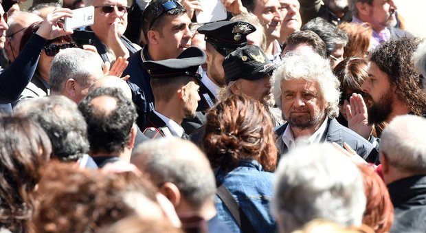 Casaleggio, la promessa di Grillo al M5S davanti alla bara: «Non vi lascerò mai soli»