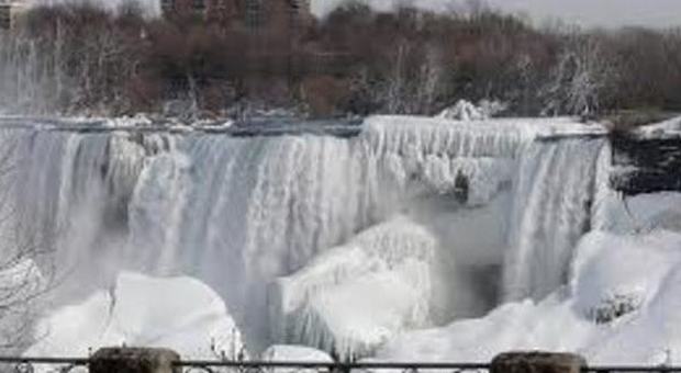 Si gelano anche le Cascate del Niagara, l'ultimo spettacolo del freddo polare
