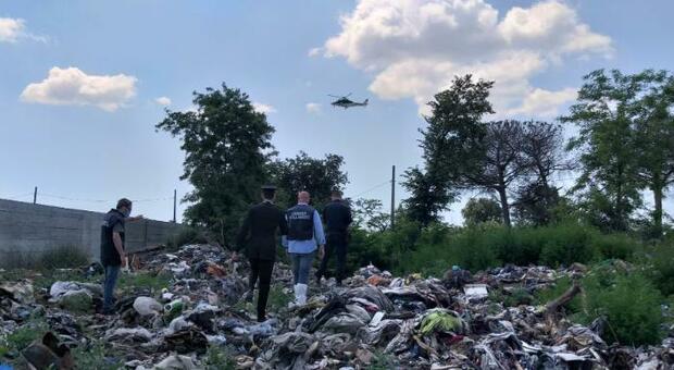 Qualiano, abbandona 40 sacchi di rifiuti tessili davanti al campo Rom: denunciato