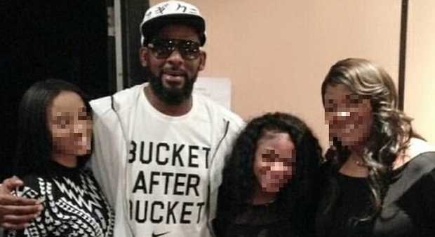 Bufera sul rapper R. Kelly: «In casa sua un harem di giovani schiave sessuali»