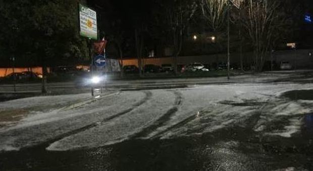 Risveglio con la neve a Roma: strade imbiancate e freddo polare